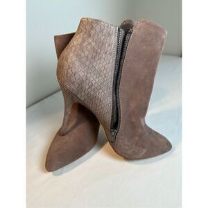 Steve Madden women’s pointed toe suede/leather stiletto bootie size 11.  #5-0171